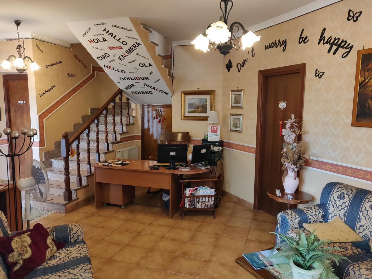 فندق Hillary House فيوميتشينو المظهر الخارجي الصورة