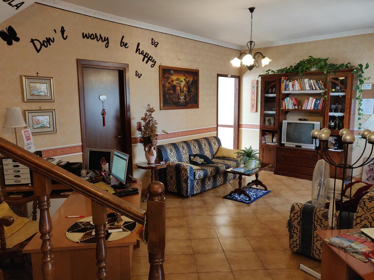 فندق Hillary House فيوميتشينو المظهر الخارجي الصورة