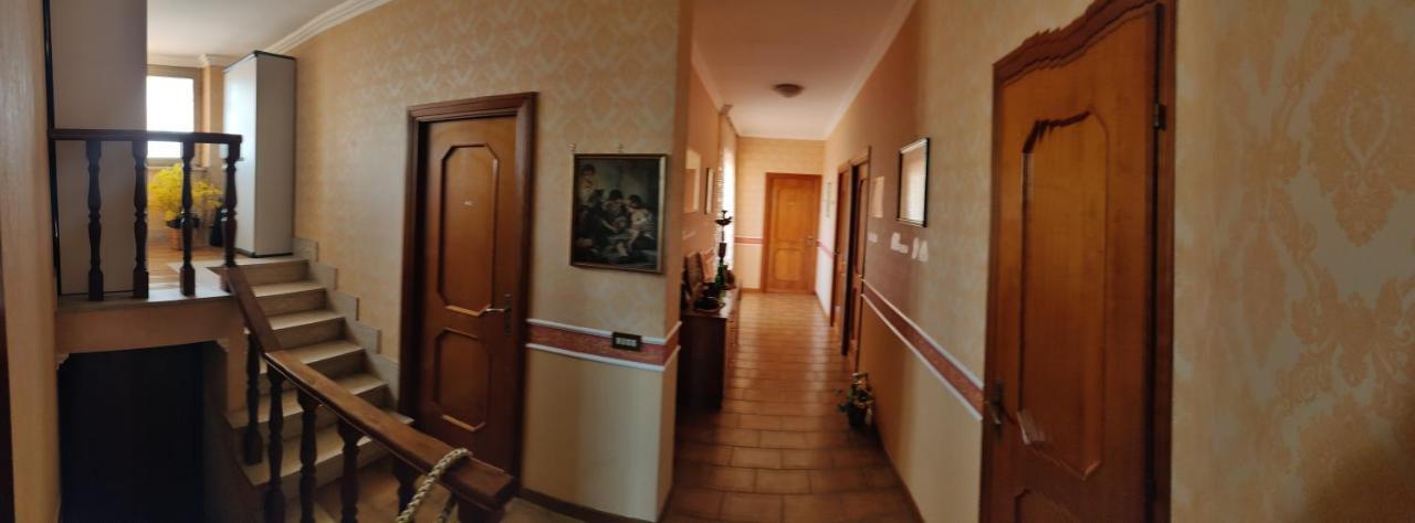 فندق Hillary House فيوميتشينو المظهر الخارجي الصورة